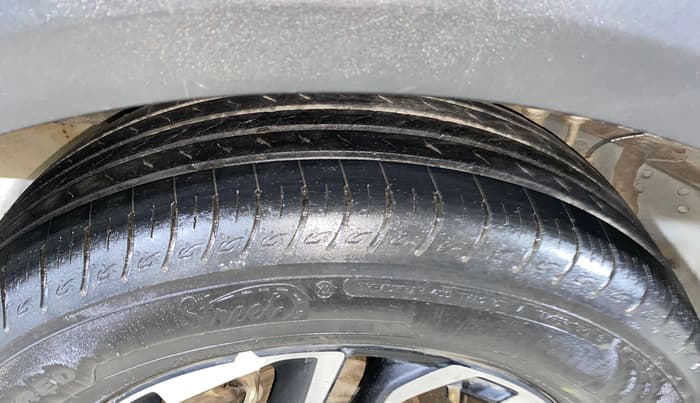 2022 KIA CARENS PRESTIGE 1.5 PETROL 7 STR, Petrol, Manual, 50,387 km, Right Rear Tyre Tread