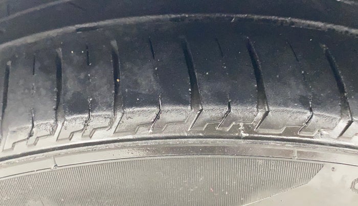 2016 Volkswagen Ameo HIGHLINE DSG 1.5 DIESEL , Diesel, Automatic, 1,01,196 km, Left Front Tyre Tread