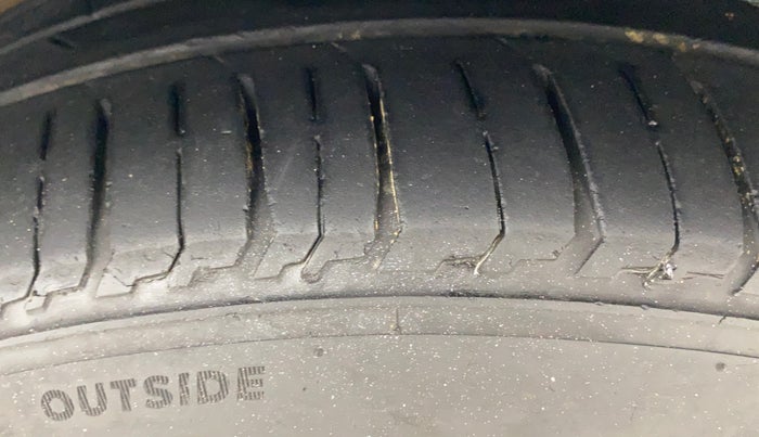 2016 Volkswagen Ameo HIGHLINE DSG 1.5 DIESEL , Diesel, Automatic, 1,01,196 km, Right Front Tyre Tread