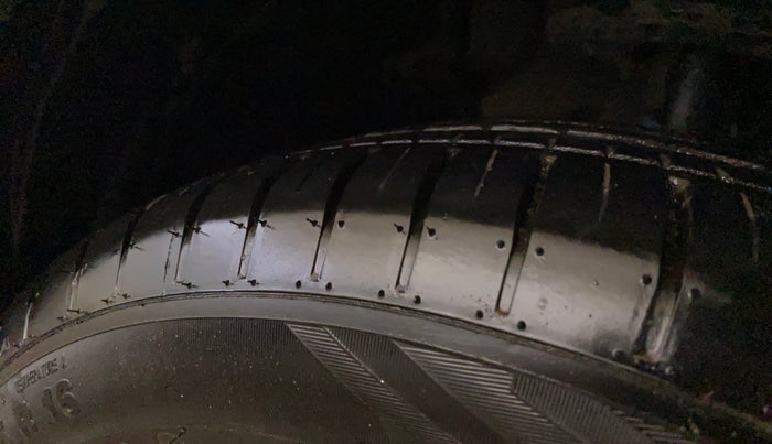 2016 Maruti Baleno ALPHA PETROL 1.2, Petrol, Manual, 75,761 km, Right Front Tyre Tread