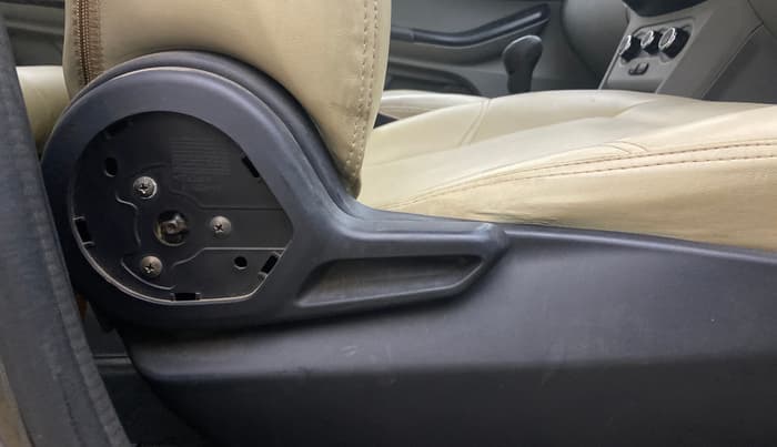 2022 Tata Tiago XT PETROL, Petrol, Manual, 1,22,275 km, Driver Side Adjustment Panel