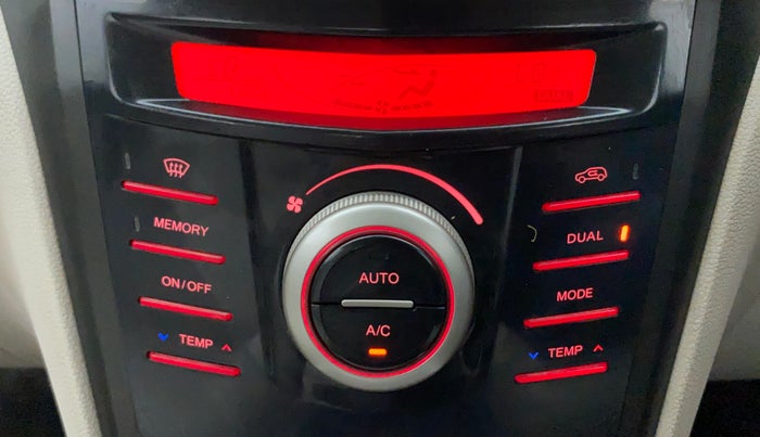 2020 Mahindra XUV300 W8 (O) 1.2 PETROL, Petrol, Manual, 42,431 km, Automatic Climate Control