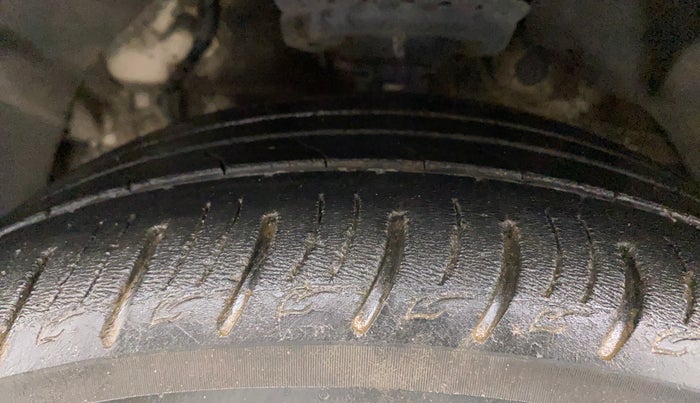 2020 Mahindra XUV300 W8 (O) 1.2 PETROL, Petrol, Manual, 42,431 km, Left Front Tyre Tread