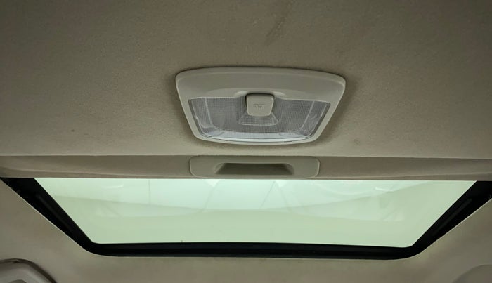 2020 Mahindra XUV300 W8 (O) 1.2 PETROL, Petrol, Manual, 42,431 km, Moonroof/ Sunroof