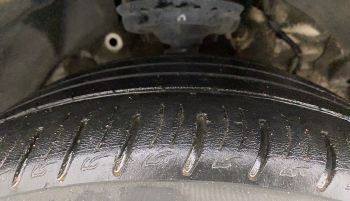 2020 Mahindra XUV300 W8 (O) 1.2 PETROL, Petrol, Manual, 42,431 km, Right Front Tyre Tread