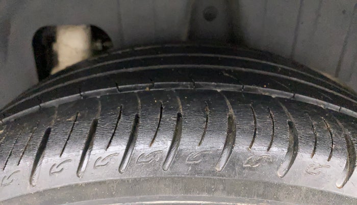 2020 Mahindra XUV300 W8 (O) 1.2 PETROL, Petrol, Manual, 42,431 km, Left Rear Tyre Tread