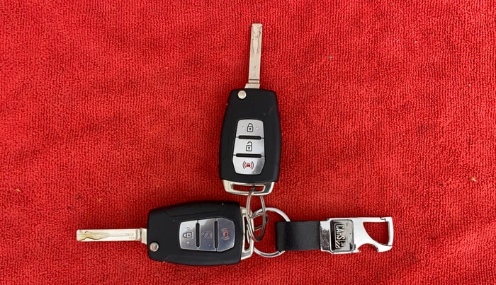 2020 Mahindra XUV300 W8 (O) 1.2 PETROL, Petrol, Manual, 42,431 km, Key Close Up