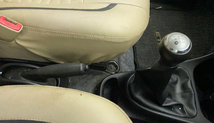 2019 Toyota Etios Liva V DUAL TONE, CNG, Manual, 82,515 km, Gear Lever