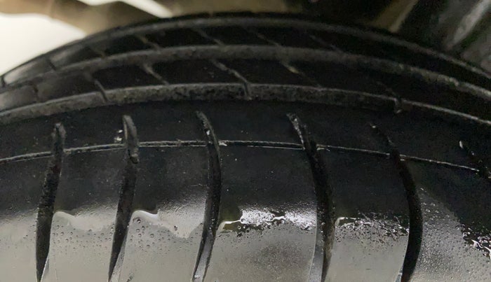 2019 Toyota Etios Liva V DUAL TONE, CNG, Manual, 82,515 km, Right Rear Tyre Tread