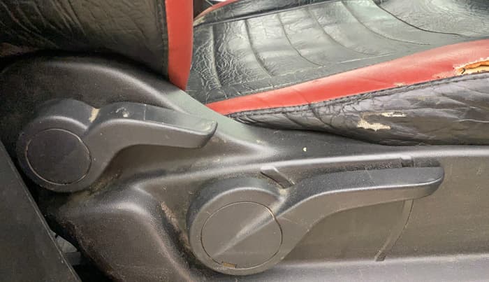 2018 Mahindra XUV500 W9, Diesel, Manual, 1,47,121 km, Driver Side Adjustment Panel