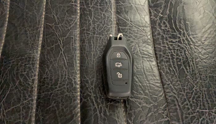 2018 Mahindra XUV500 W9, Diesel, Manual, 1,47,121 km, Key Close Up