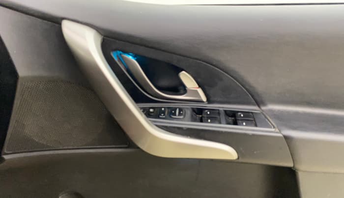 2018 Mahindra XUV500 W9, Diesel, Manual, 1,47,121 km, Driver Side Door Panels Control