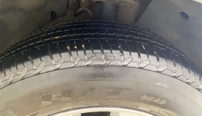 2018 Mahindra XUV500 W9, Diesel, Manual, 1,47,121 km, Right Front Tyre Tread