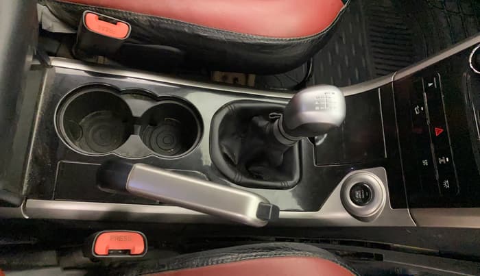 2018 Mahindra XUV500 W9, Diesel, Manual, 1,47,121 km, Gear Lever