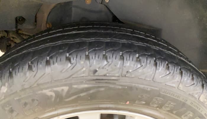 2018 Mahindra XUV500 W9, Diesel, Manual, 1,47,121 km, Right Rear Tyre Tread
