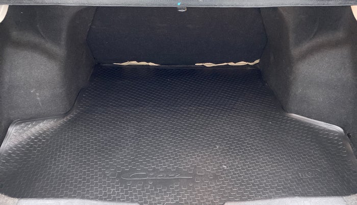 2016 Maruti Ciaz ZXI, Petrol, Manual, 32,872 km, Boot Inside