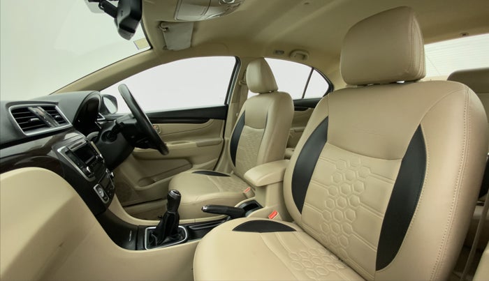 2016 Maruti Ciaz ZXI, Petrol, Manual, 32,872 km, Right Side Front Door Cabin