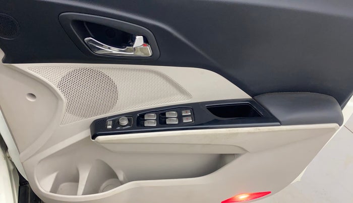 2021 Mahindra XUV300 W8 1.2 PETROL, Petrol, Manual, 62,330 km, Driver Side Door Panels Control