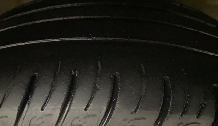 2021 Mahindra XUV300 W8 1.2 PETROL, Petrol, Manual, 62,330 km, Right Front Tyre Tread