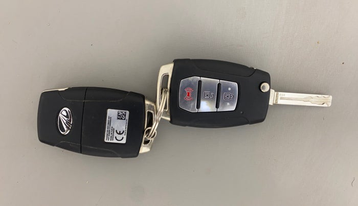 2021 Mahindra XUV300 W8 1.2 PETROL, Petrol, Manual, 62,330 km, Key Close Up