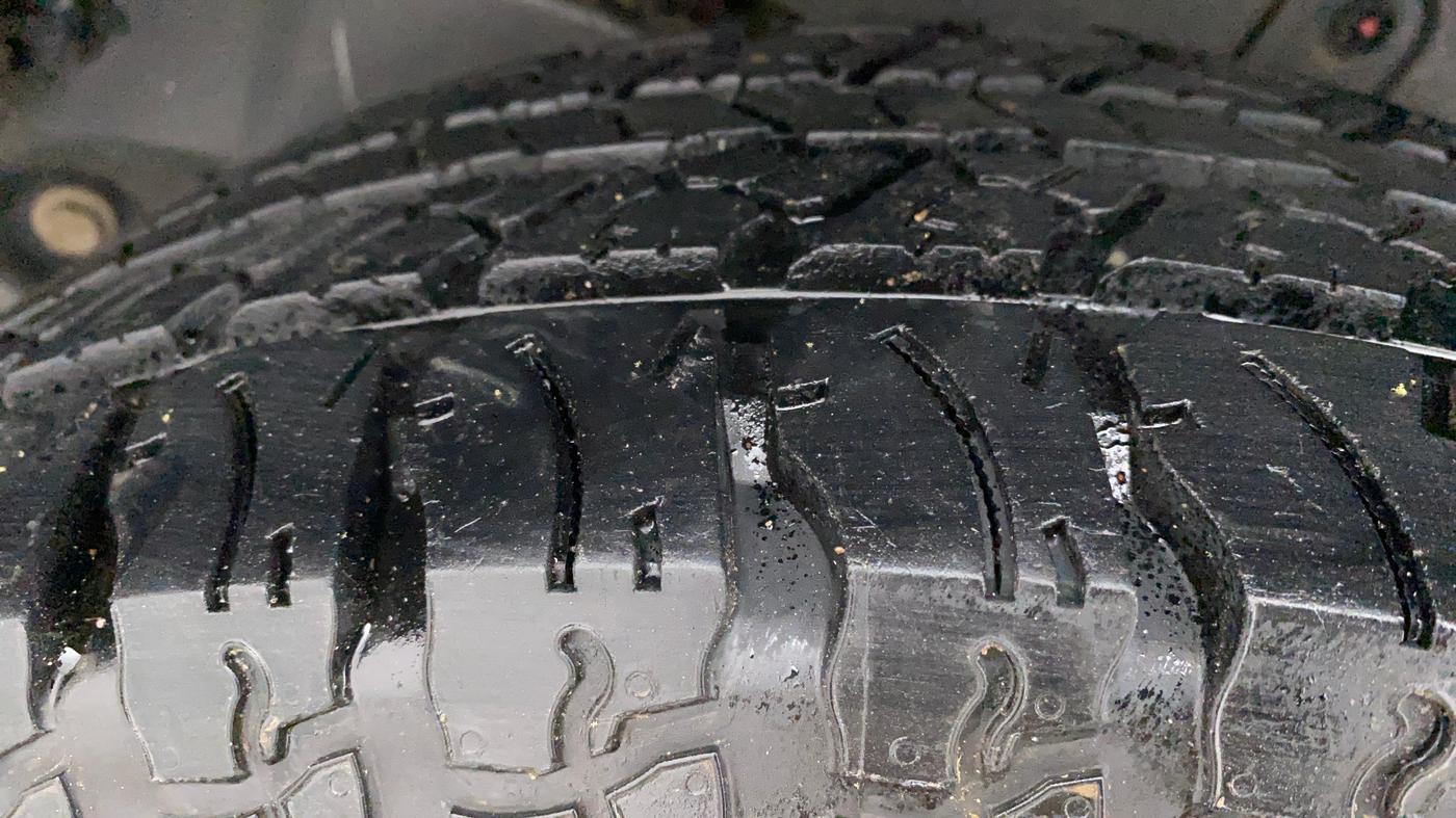 2022 Mahindra Thar LX  P 4WD AT CONVERTIBLE, Petrol, Automatic, 14,798 km, Left Rear Tyre Tread