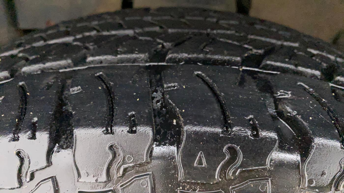 2022 Mahindra Thar LX  P 4WD AT CONVERTIBLE, Petrol, Automatic, 14,798 km, Left Front Tyre Tread