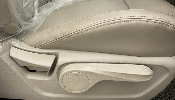 2023 Mahindra XUV300 W8 (O) 1.2 PETROL, Petrol, Manual, 694 km, Driver Side Adjustment Panel