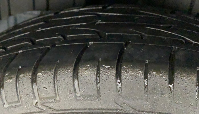 2023 Mahindra XUV300 W8 (O) 1.2 PETROL, Petrol, Manual, 694 km, Right Rear Tyre Tread