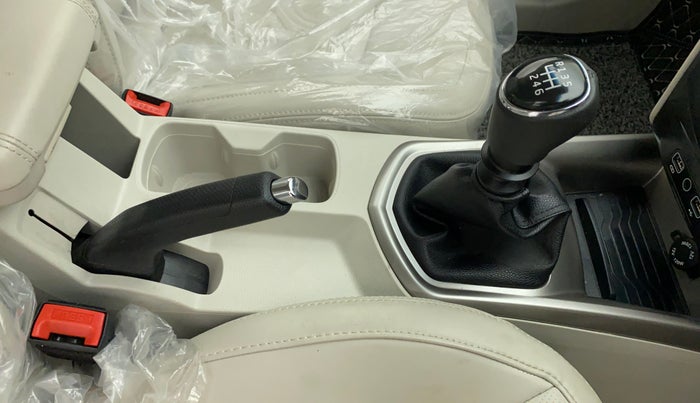 2023 Mahindra XUV300 W8 (O) 1.2 PETROL, Petrol, Manual, 694 km, Gear Lever