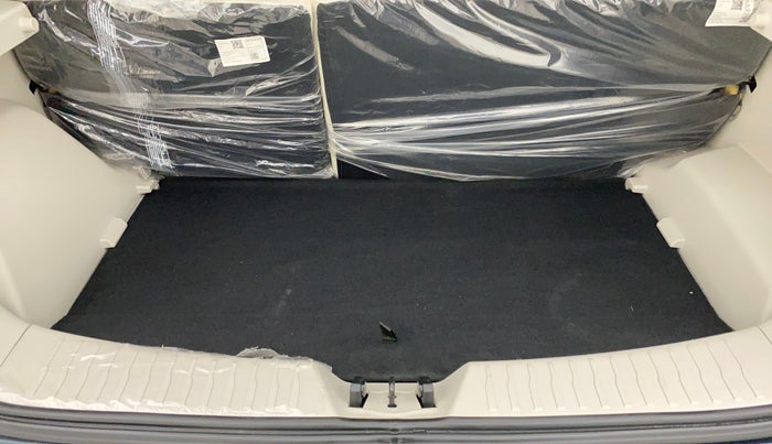 2023 Mahindra XUV300 W8 (O) 1.2 PETROL, Petrol, Manual, 694 km, Boot Inside