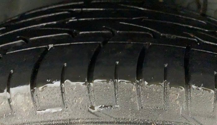 2023 Mahindra XUV300 W8 (O) 1.2 PETROL, Petrol, Manual, 694 km, Right Front Tyre Tread