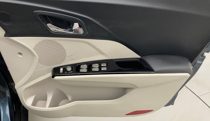 2023 Mahindra XUV300 W8 (O) 1.2 PETROL, Petrol, Manual, 694 km, Driver Side Door Panels Control