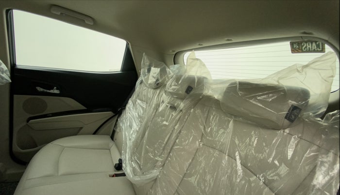 2023 Mahindra XUV300 W8 (O) 1.2 PETROL, Petrol, Manual, 694 km, Right Side Rear Door Cabin