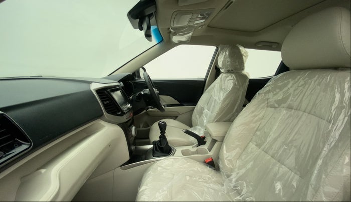 2023 Mahindra XUV300 W8 (O) 1.2 PETROL, Petrol, Manual, 694 km, Right Side Front Door Cabin