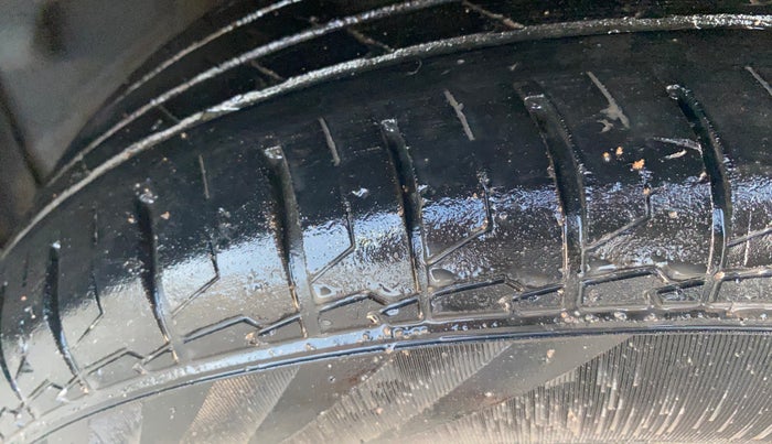 2024 KIA CARENS PREMIUM 1.5 PETROL 7 STR, Petrol, Manual, 20,724 km, Right Front Tyre Tread