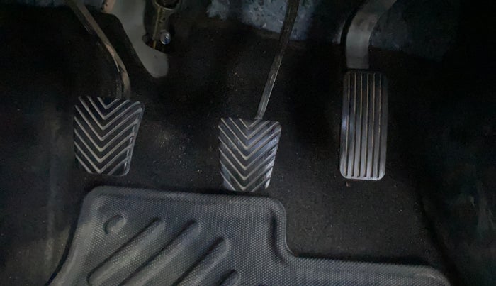 2024 KIA CARENS PREMIUM 1.5 PETROL 7 STR, Petrol, Manual, 20,724 km, Pedals