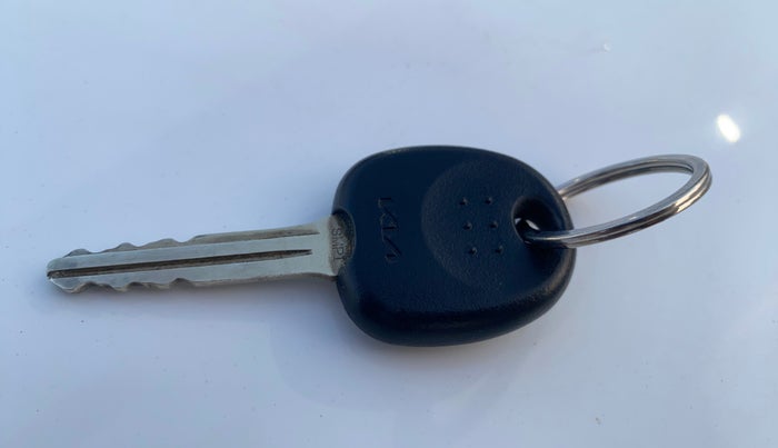 2024 KIA CARENS PREMIUM 1.5 PETROL 7 STR, Petrol, Manual, 20,724 km, Key Close Up