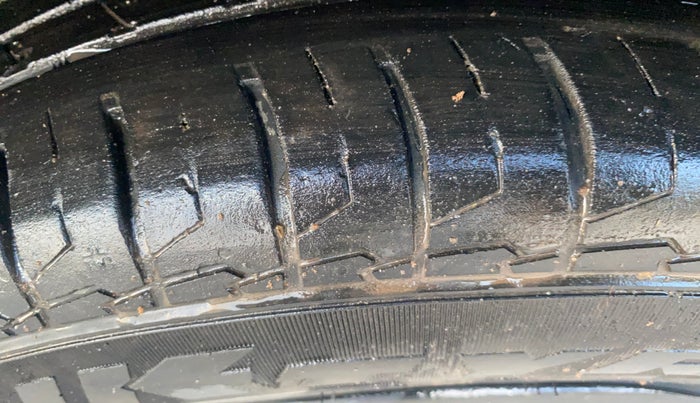 2024 KIA CARENS PREMIUM 1.5 PETROL 7 STR, Petrol, Manual, 20,724 km, Left Front Tyre Tread