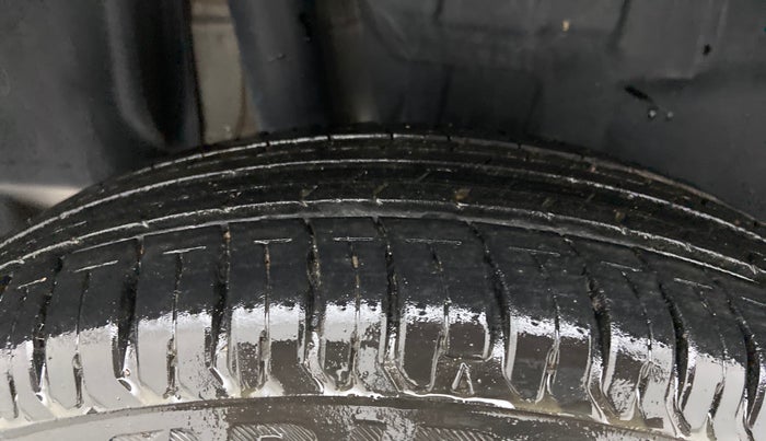 2019 Maruti Swift VXI AMT, Petrol, Automatic, 31,286 km, Right Rear Tyre Tread