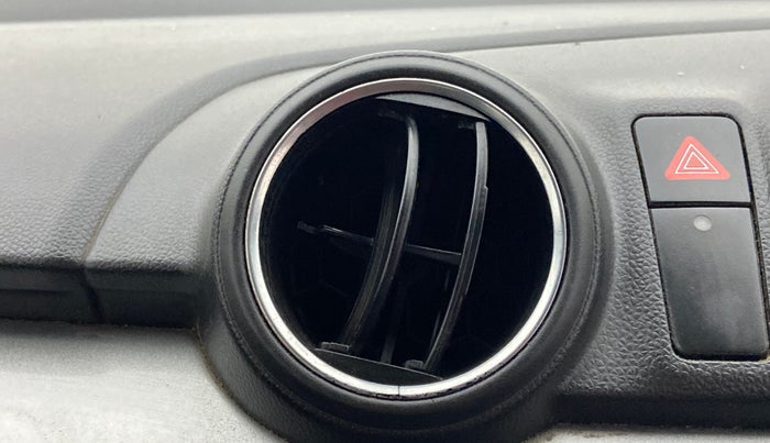 2019 Maruti Swift VXI AMT, Petrol, Automatic, 31,286 km, AC Unit - Front vent has minor damage