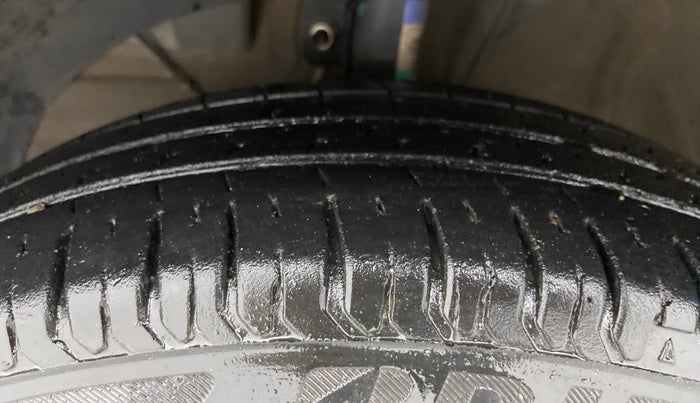 2019 Maruti Swift VXI AMT, Petrol, Automatic, 31,286 km, Left Front Tyre Tread