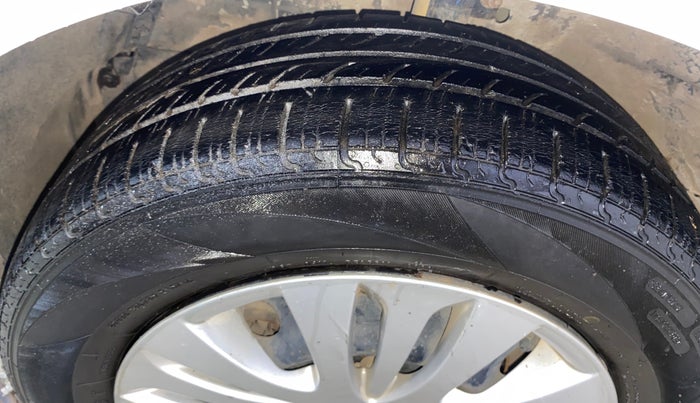 2015 Maruti Ertiga VXI CNG, CNG, Manual, 54,247 km, Left Front Tyre Tread