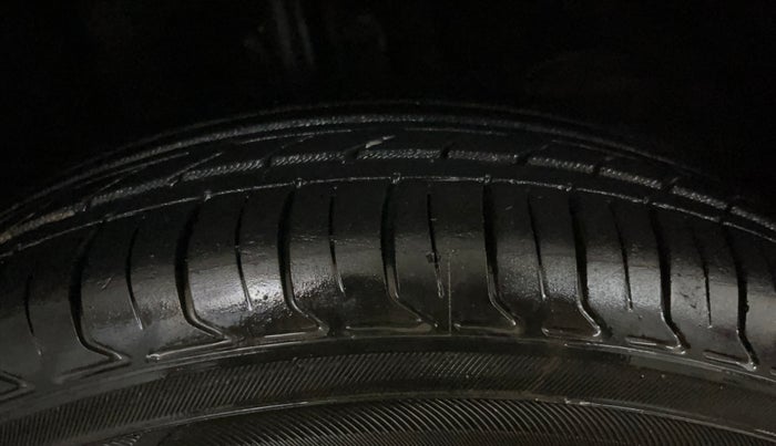 2022 Maruti Swift VXI, Petrol, Manual, 68,994 km, Right Front Tyre Tread