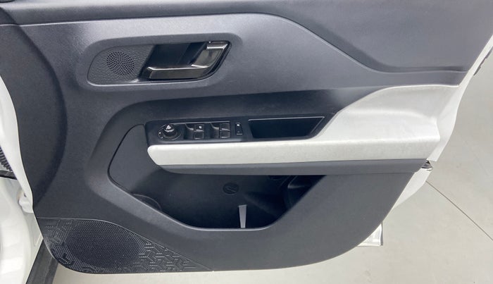 2022 Tata PUNCH ACCOMPLISHED DAZZLE PACK MT, Petrol, Manual, 22,921 km, Driver Side Door Panels Control