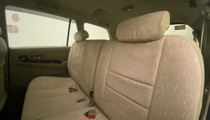 2014 Toyota Innova 2.5 VX 8 STR, Diesel, Manual, 70,578 km, Right Side Rear Door Cabin