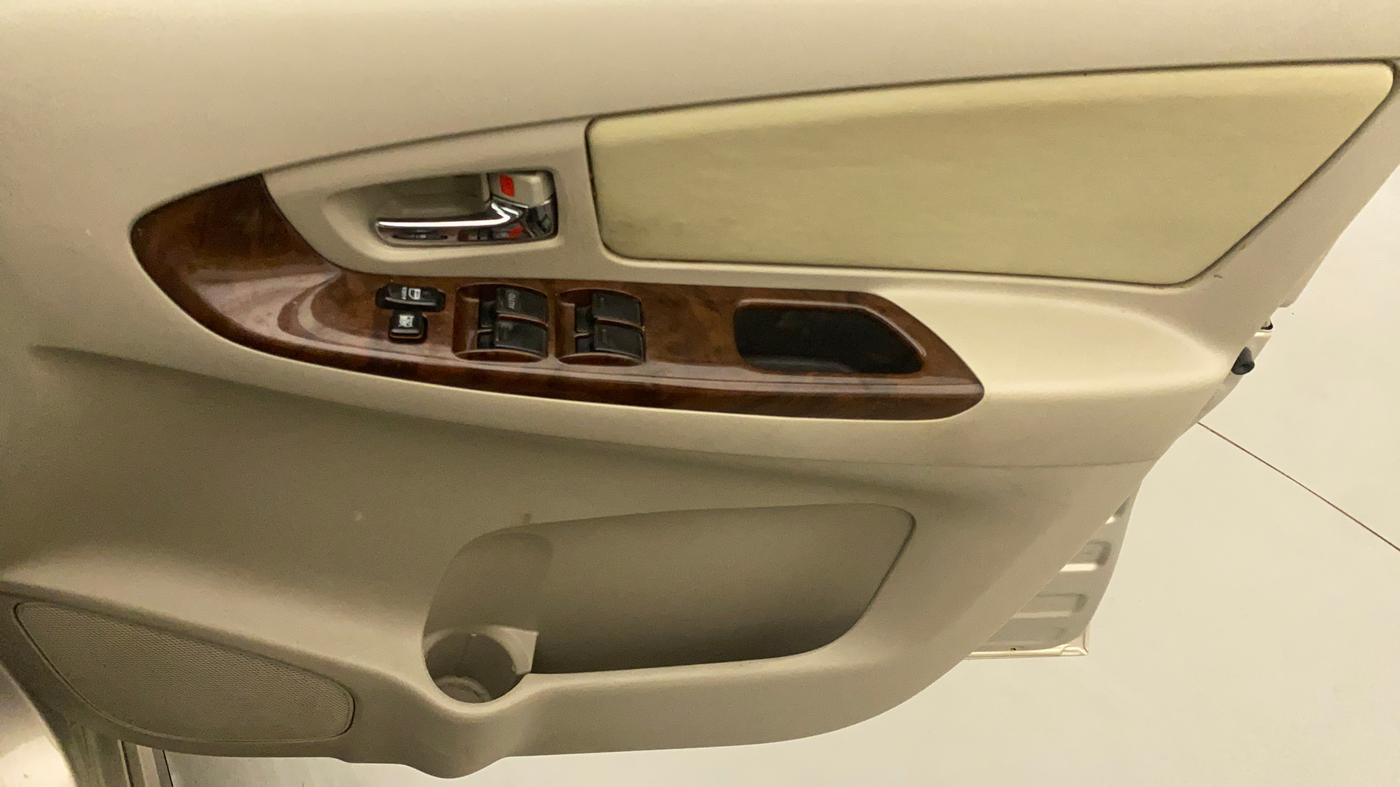 2014 Toyota Innova 2.5 VX 8 STR, Diesel, Manual, 70,578 km, Driver Side Door Panels Control