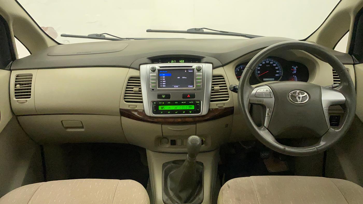 2014 Toyota Innova 2.5 VX 8 STR, Diesel, Manual, 70,578 km, Dashboard