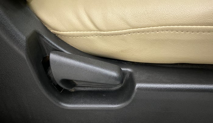 2017 Maruti Wagon R 1.0 LXI CNG, CNG, Manual, 66,924 km, Driver Side Adjustment Panel