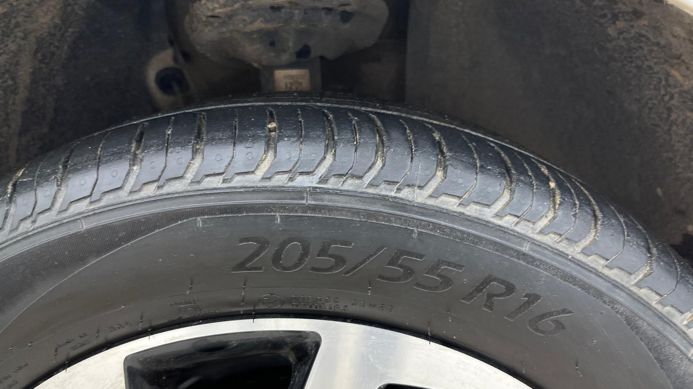 2023 Volkswagen VIRTUS TOPLINE TSI 1.0 MT, Petrol, Manual, 30,202 km, Right Front Tyre Tread