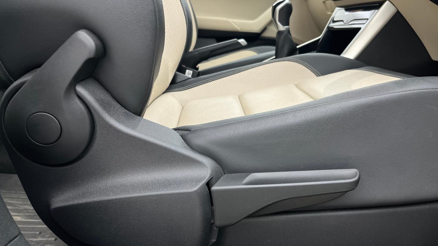 2023 Volkswagen VIRTUS TOPLINE TSI 1.0 MT, Petrol, Manual, 30,202 km, Driver Side Adjustment Panel